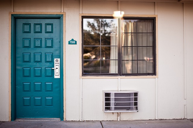 modré dveře, klimatizace, okno